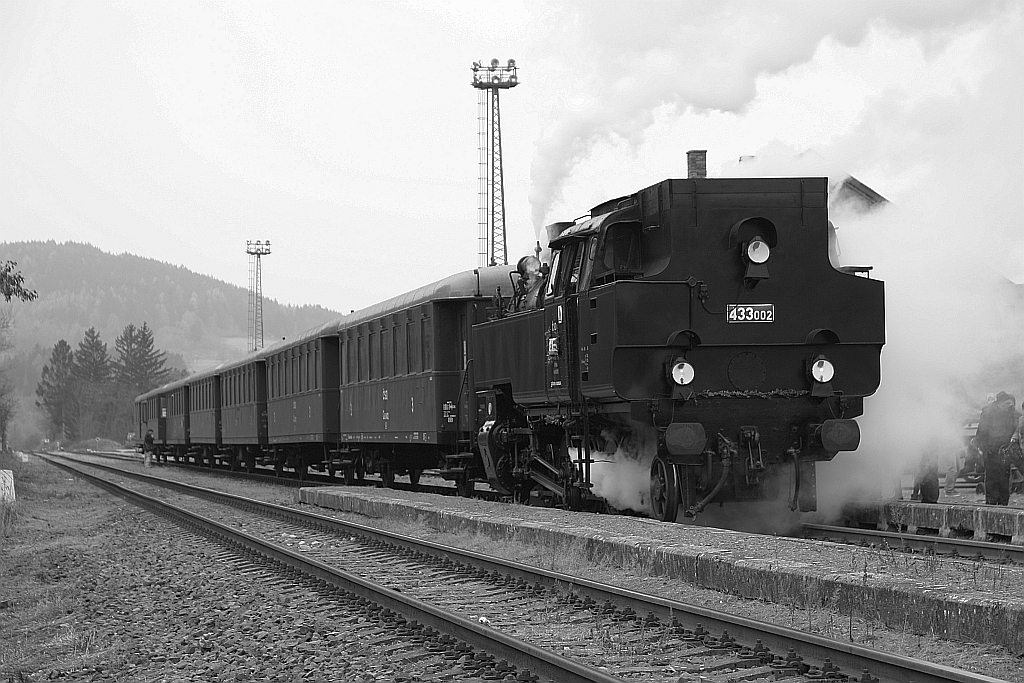 CSD 433 002 (UIC-Nr. CZ-CD 90 54 4330 002-5) am 01.Dezember 2018 mit dem Os 10800 nach Vsetin im Bahnhof Valasske Klobouky.