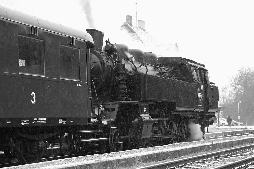 CSD 433 002 (UIC-Nr. CZ-CD 90 54 4330 002-5) am 01.Dezember 2018 vor dem Os 10802 nach Valasske Mezirici im Bahnhof Valasske Klobouky.