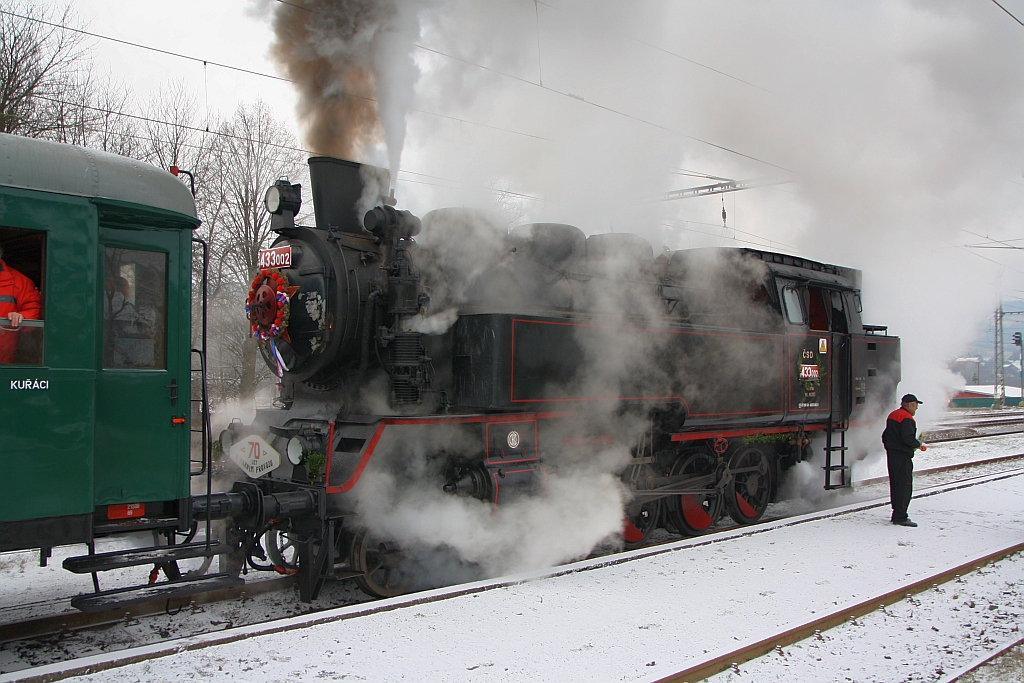 CSD 433 002 (UIC-Nr. CZ-CD 90 54 4330 002-5) am 01.Dezember 2018 vor dem Os 10802 (Valasske Klobouky - Valasske Mezirici) im Bahnhof Jablunka.