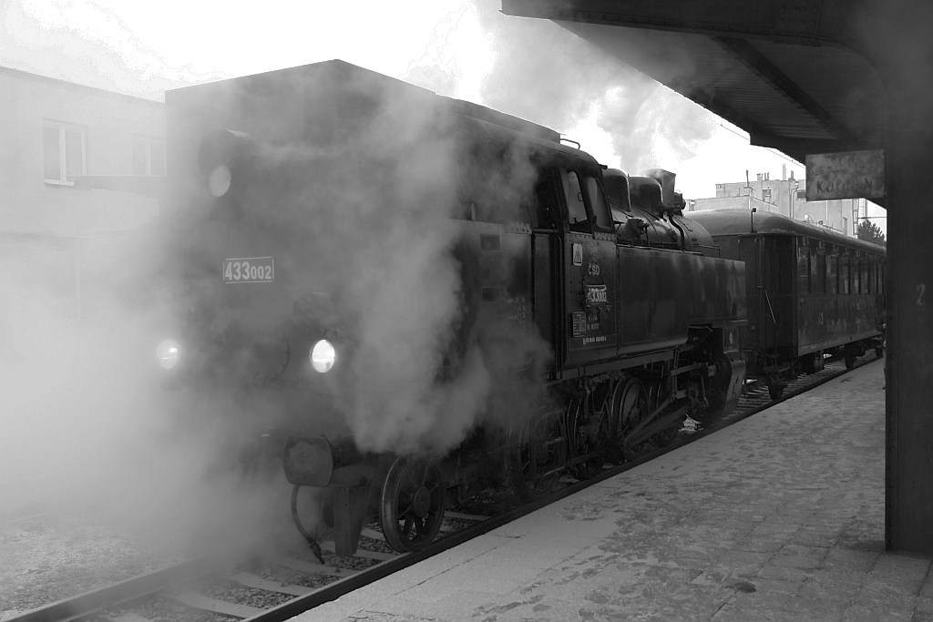 CSD 433 002 (UIC-Nr. CZ-CD 90 54 4330 002-5) am 01.Dezember 2018 nach der Ankunft mit dem Os 10802 von Valasske Klobouky im Bahnhof Valasske Mezirici.