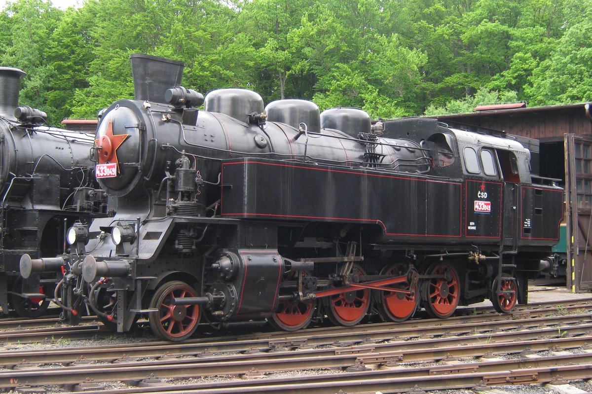 CSD 433 049 steht am 13 Mai 2012 ins Eisenbahnmuseum in Luzna u Rakovnika.