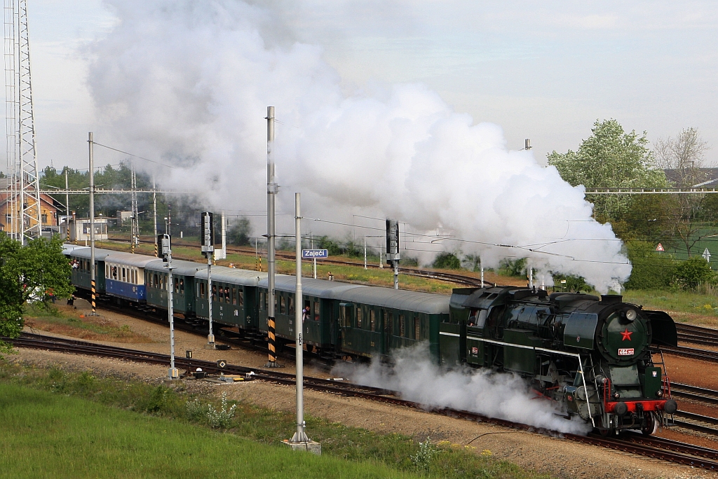 CSD 464 202 (CD 90 54 4642 002-8) fährt am 11.Mai 2019 mit dem Os 11909 (Brno Dolni n. - Breclav - Hodonin) aus dem Bahnhof Zajeci.