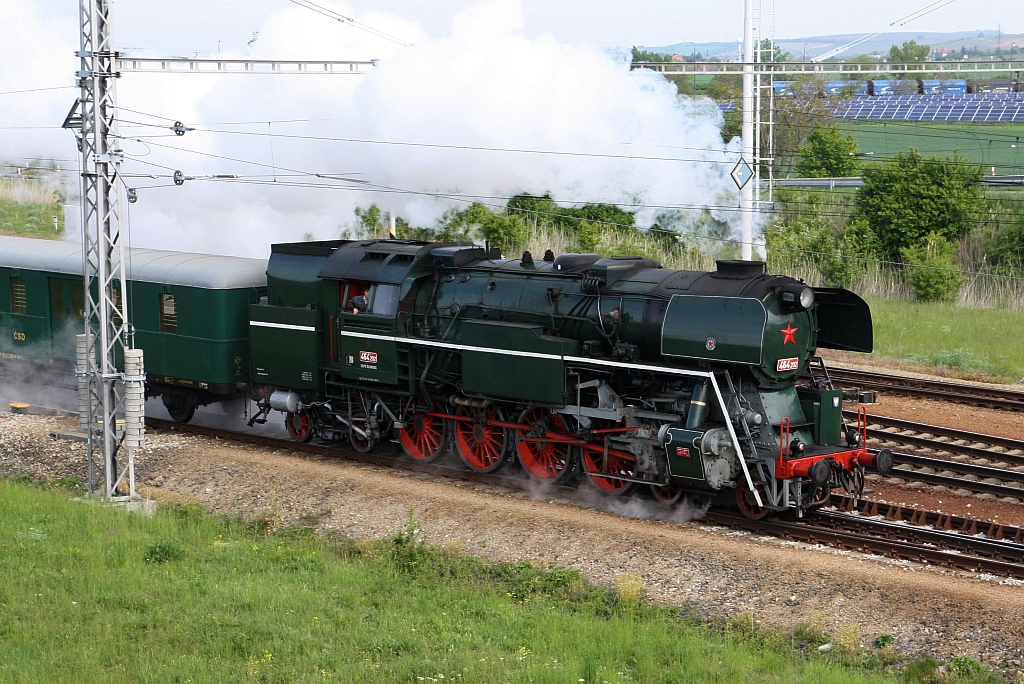 CSD 464 202 (CD 90 54 4642 002-8) am 11.Mai 2019 vor dem Os 11909 (Brno Dolni n. - Breclav - Hodonin) bei der Ausfahrt aus dem Bahnhof Zajeci.