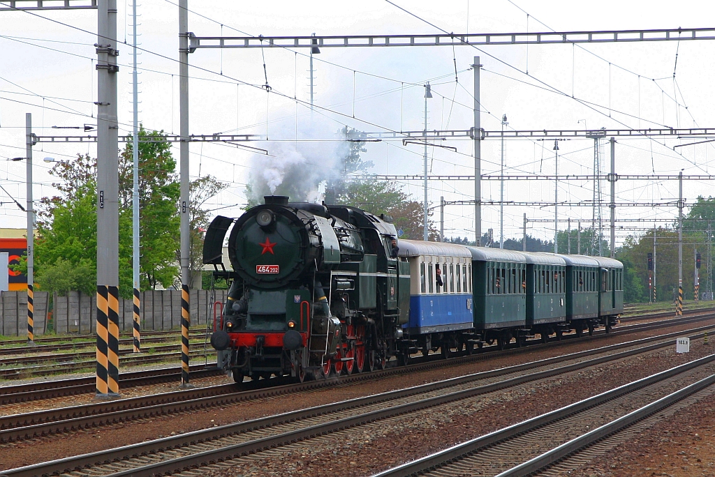 CSD 464 202 (CD 90 54 4642 002-8) fährt am 11.Mai 2019 mit dem Os 11917 von Zajeci via Breclav in den Bahnhof Hodonin ein.