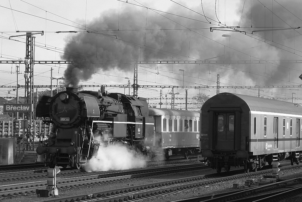 CSD 464 202 (CD 90 54 4642 002-8) fährt am 11.Mai 2019 mit dem Os 11918 von Hodonin nach Brno dolni n. aus dem Bahnhof Breclav.