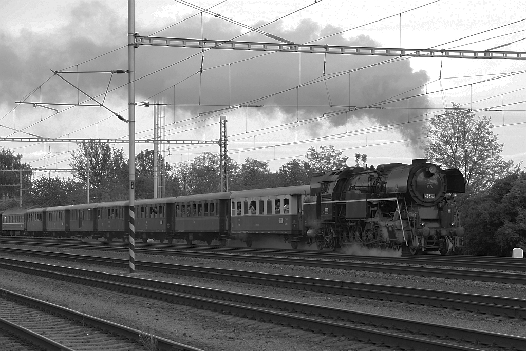 CSD 464 202 (CD 90 54 4642 002-8) fährt am 11.Mai 2019 mit dem Os 11918 (Hodonin - Breclav - Brno dolni n.) aus dem Bahnhof Zajeci.