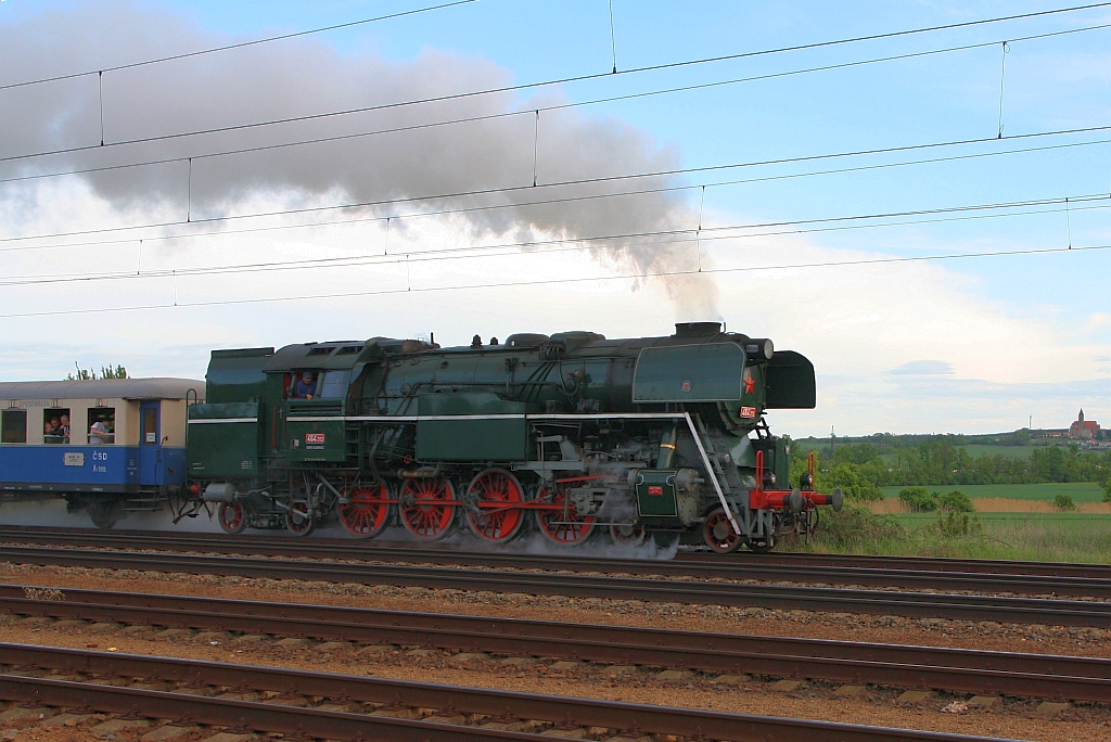 CSD 464 202 (CD 90 54 4642 002-8) am 11.Mai 2019 vor dem Os 11918 (Hodonin - Breclav - Brno dolni n.) im Bahnhof Zajeci.