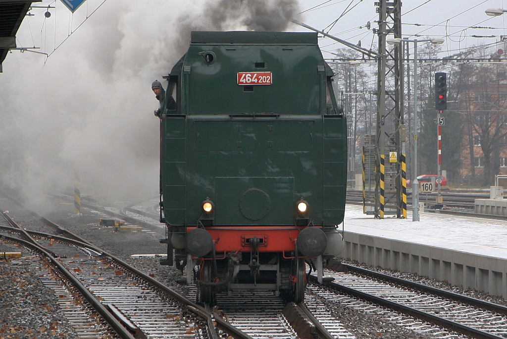 CSD 464 202 (CD 90 54 4642 002-8) fährt am 02.Dezember 2018 im Bahnhof Olomouc hl.n. an den Nikolaussonderzug nach Unicov.