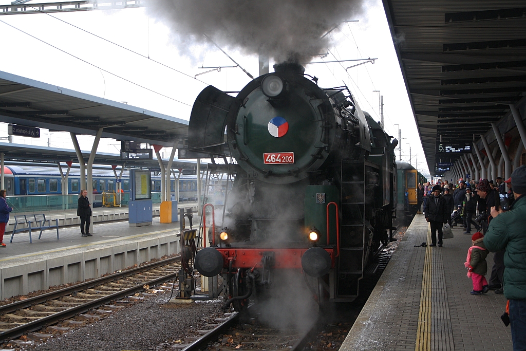 CSD 464 202 (CD 90 54 4642 002-8) am 02.Dezember 2018 im Bahnhof Olomouc hl.n. vor dem Nikolaussonderzug nach Unicov.