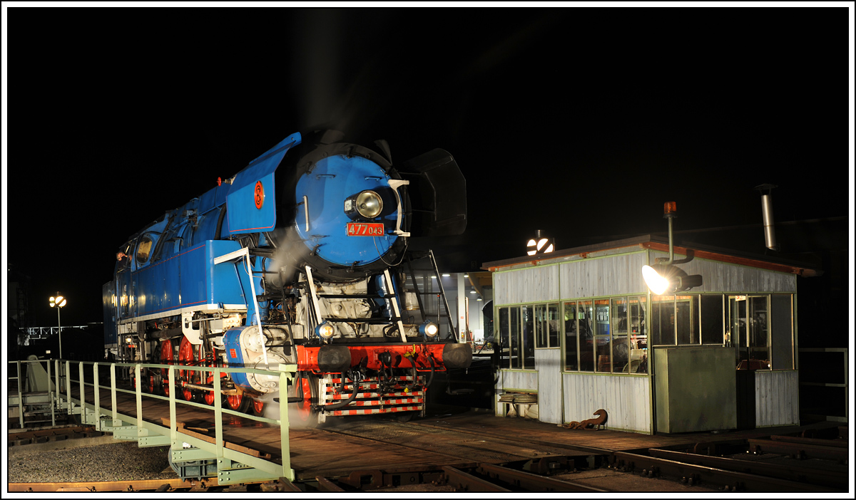 CSD-477 043 bei der Nachtparade in Ampflwang am 28.9.2013.