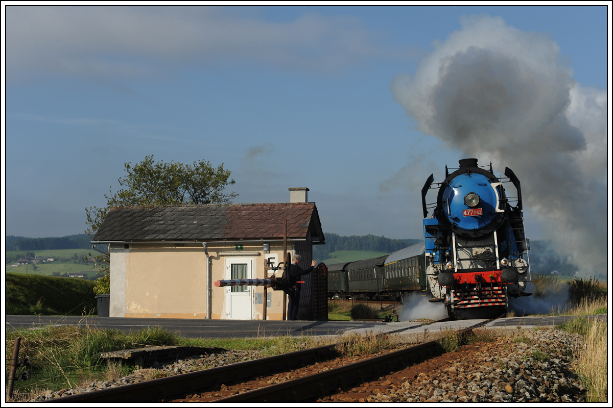 CSD 477 043 mit unserem GEG Fotozug NF 19050 von Ried im Innkreis ber den Hausruck nach Ampflwang am 28.9.2013 beim Schrankenposten 101 kurz nach dem Banhof Hausruck aufgenommen.