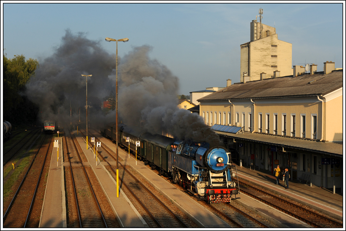 CSD 477 043 mit unserem GEG Fotozug von Ried im Innkreis ber den Hausruck nach Ampflwang am 28.9.2013 bei der Scheinausfahrt aus Ried.