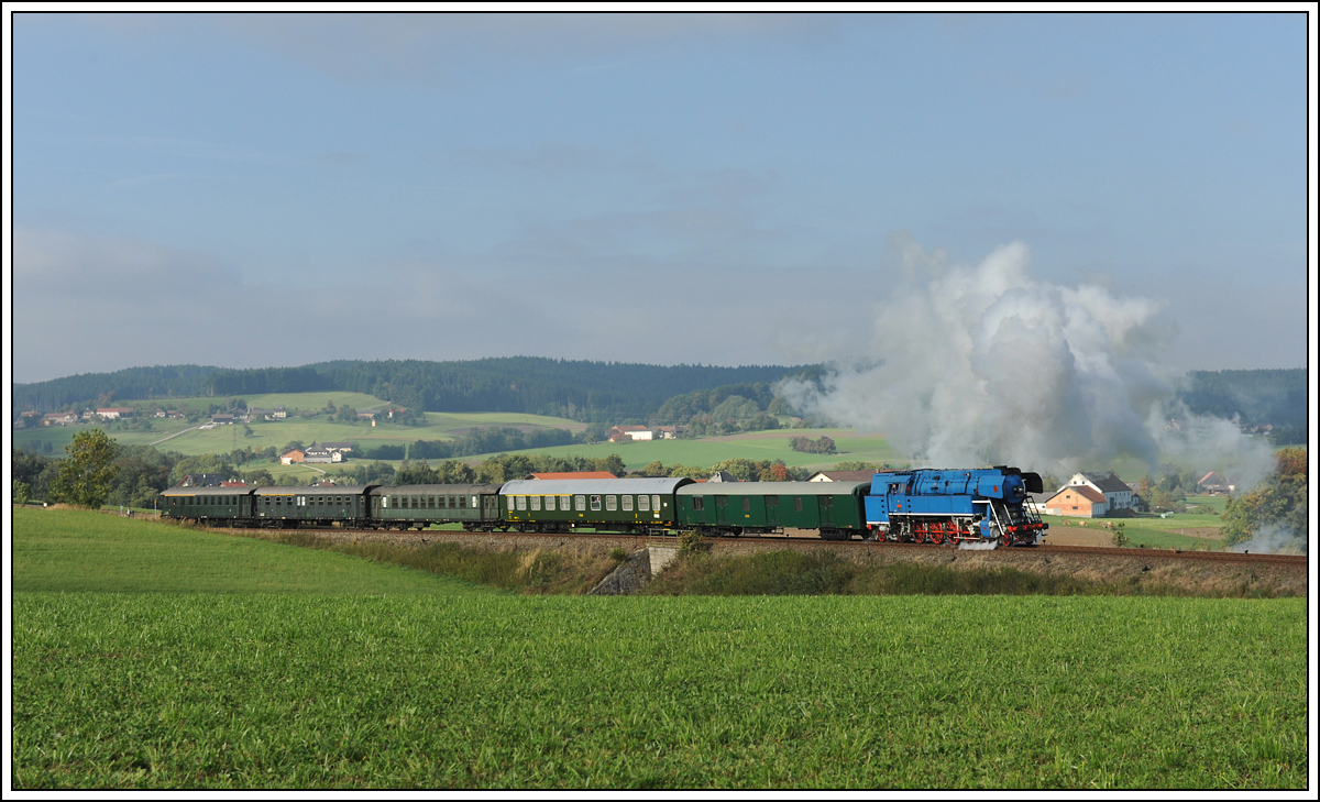 CSD 477 043 mit unserem GEG Fotozug NF 19050 von Ried im Innkreis ber den Hausruck nach Ampflwang am 28.9.2013 kurz vor dem Schrankenposten 101 kurz nach dem Banhof Hausruck aufgenommen.