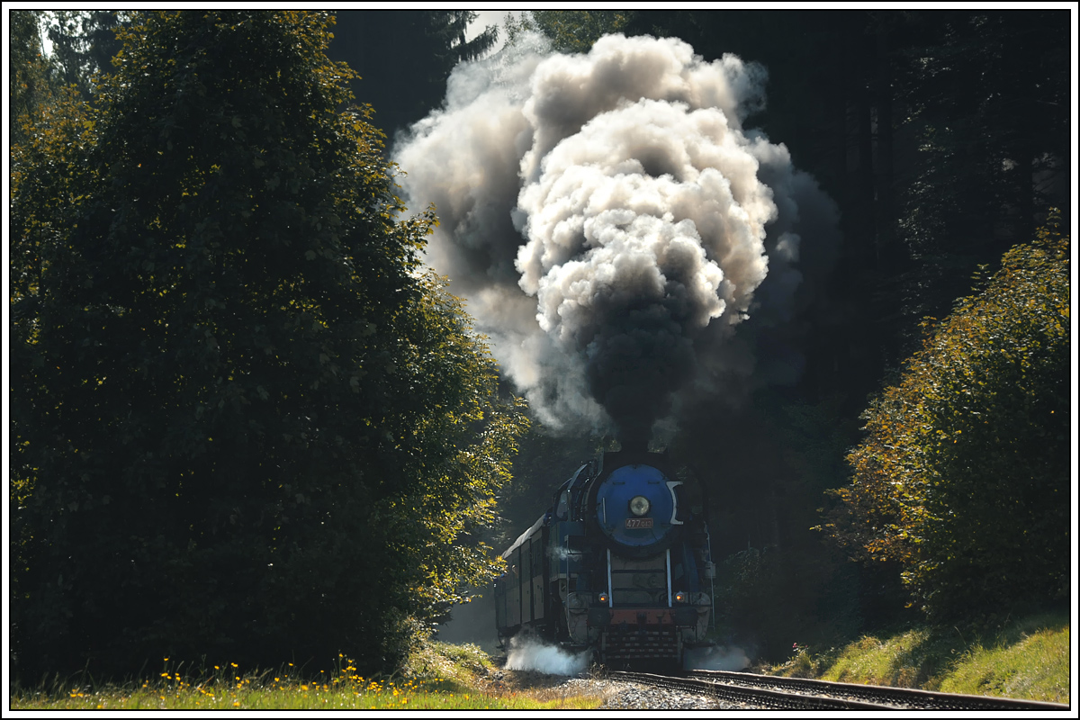 CSD 477 043 mit unserem GEG Fotozug von Ried im Innkreis ber den Hausruck nach Ampflwang am 28.9.2013 kurz vor dem Ziel Ampflwang aufgenommen.