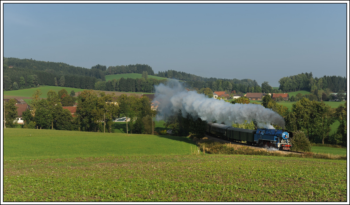 CSD-477 043 mit unserem GEG Fotozug von Ried im Innkreis ber den Hausruck nach Ampflwang am 28.9.2013 nchst Eberschwang aufgenommen.