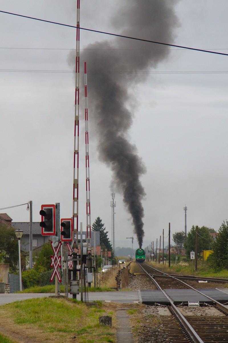 CSD 486.007 wartet kurz vor Mattighofgen auf die Einfahrerlaubnis. Die Rauchentwicklung der Dampflok war so groß, dass angeblich die Mattighofner Feuerwehr ausgerückt ist. (02.10.2016)