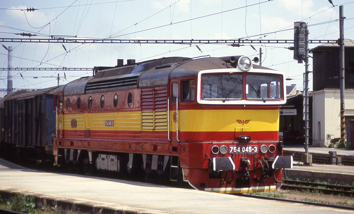 CSD 754045 bespannt am 1.7.1992 um 10.52 Uhr im Hauptbahnhof Brünn den Schnellzug nach Precov.