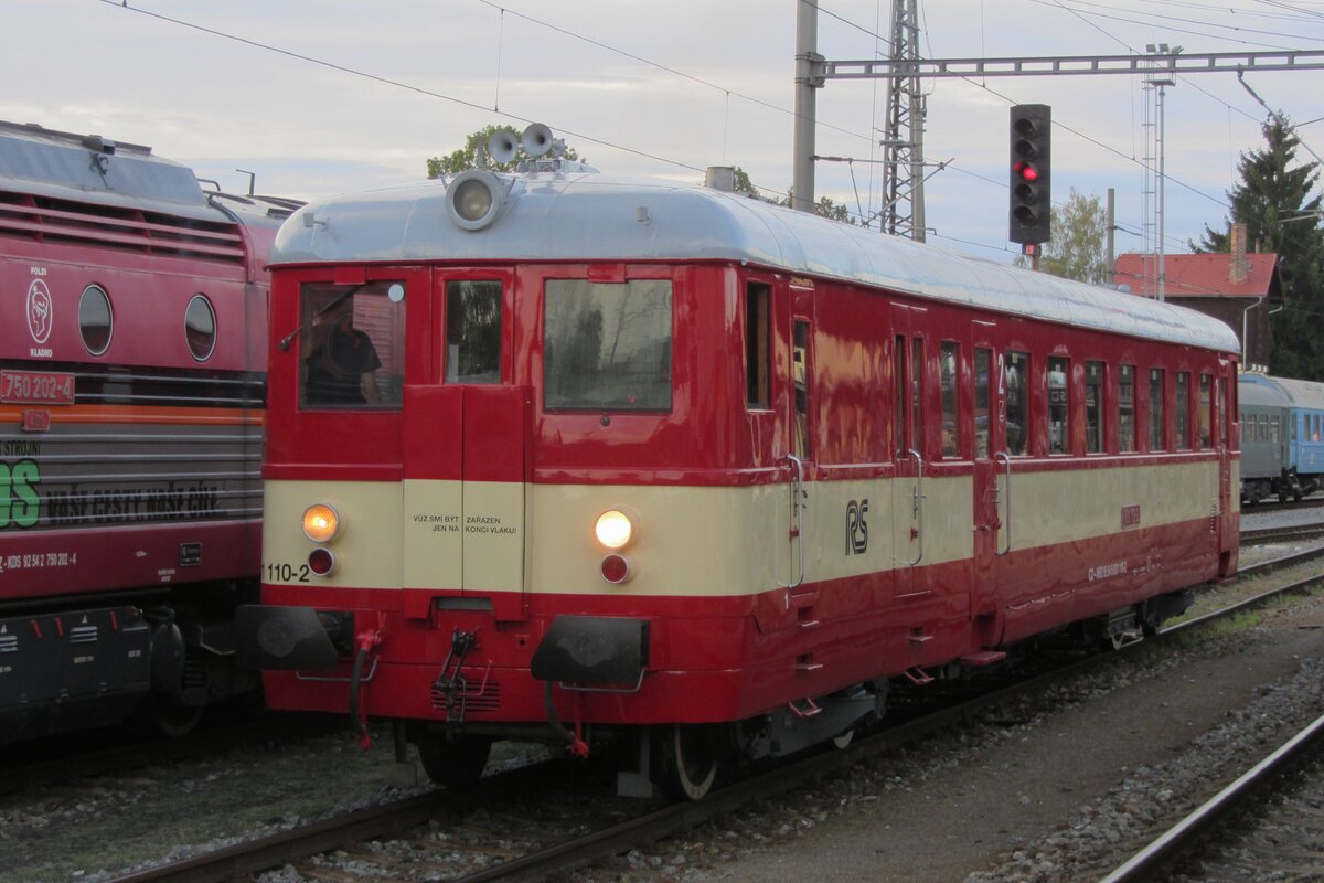 CSD 830 110 steht am grauen Morgen von Samstag 19 September 2026 in Benesov u Prahy um einige Sonderfahrten zwischen Benesov u Prahy und Postupice zu machen w�hrend STEAM57, das -vielleicht letzte in Benesov u Prahy-  organisiertes Museumszugspektakel der �berklasse. Rail Systems hat einige altere Tschechische Fahrzeuge �bernommen und in Sonderzugdienst eingesetzt. Eigentlich h�tte der Komarek Dampftriebwagen M124.001 vons technisches Nationalmuseum in Prag diese Fahrten machen sollen, aber am letzten Moment sagte das NTM ab  -und RS war dabei um die Reisenden doch zumindestens etwas zu bieten.
