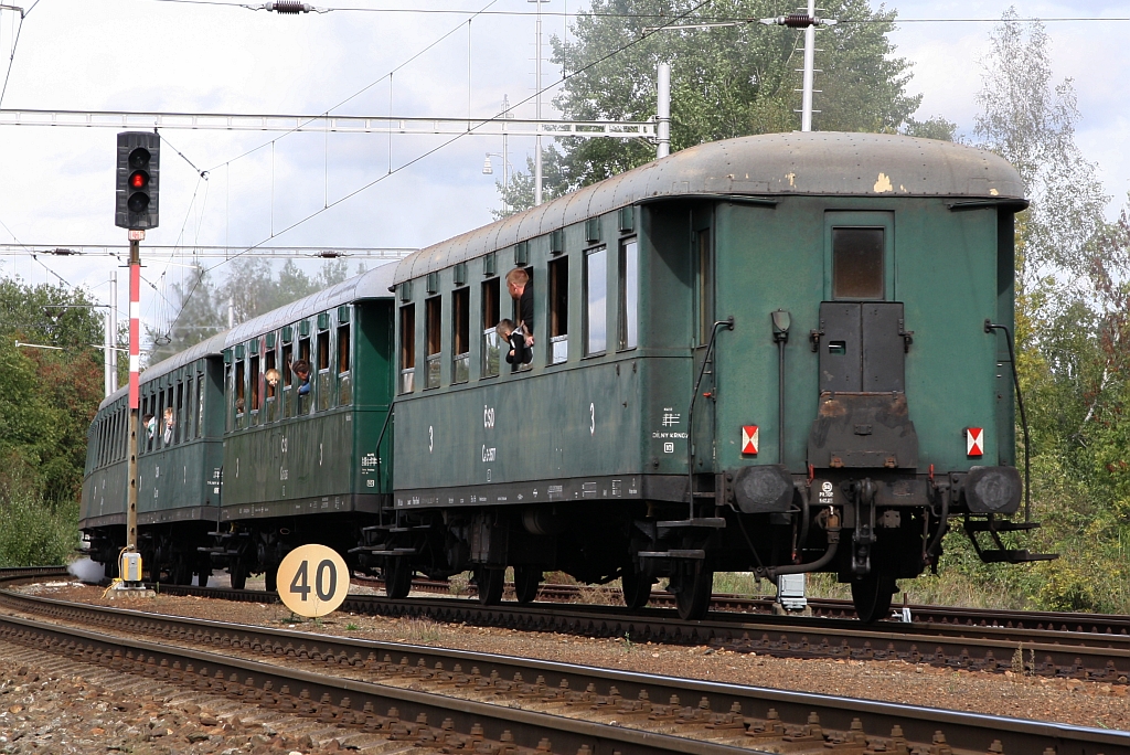 CSD Ce 3-3577 (CD 55 54 24-21 289-5 Ba) am 22.September 2018 als letztes Fahrzeug des, aus dem Bahnhof Vcelna ausfahrenden, Os 28844 (Kamenny Ujezd u Ceske Budejovice - Ceske Budejovice).