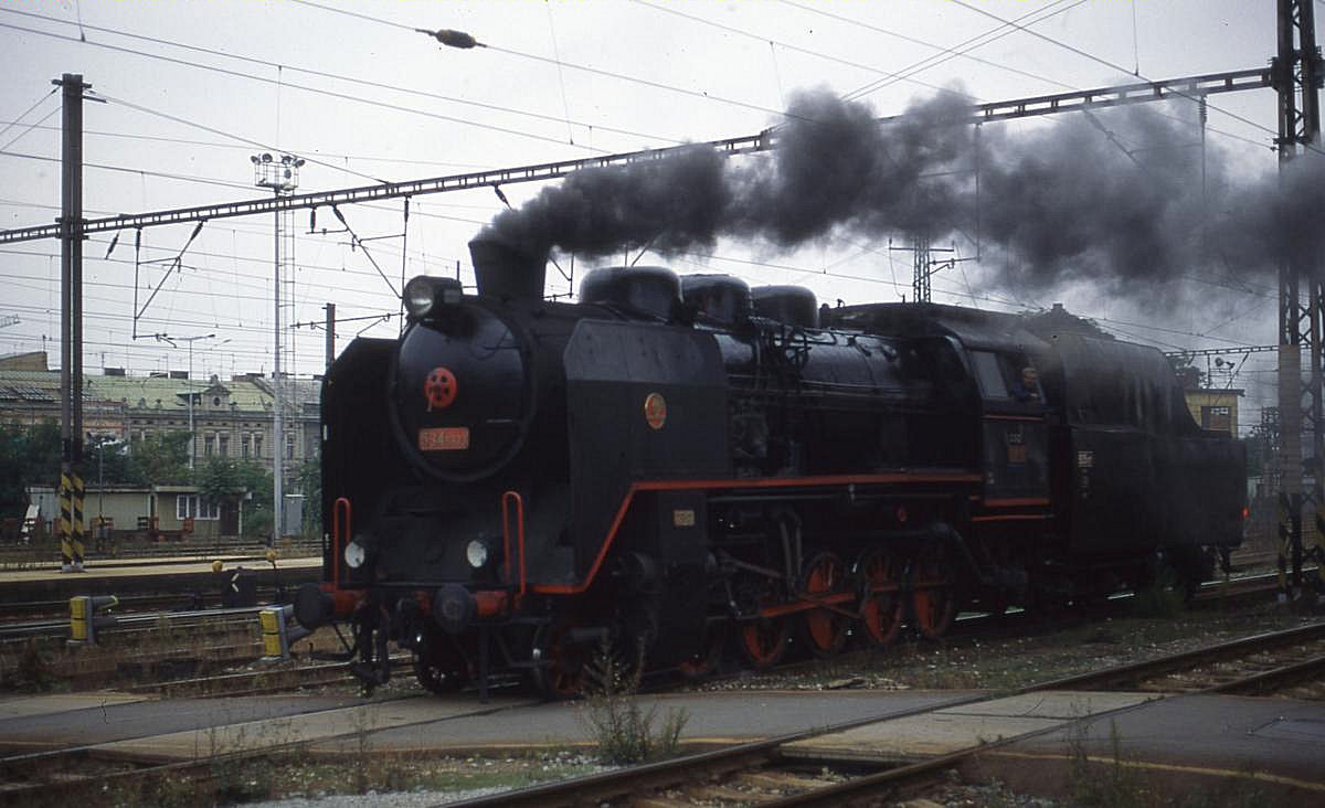CSD Dampflok 5340323 macht am 2.9.1995 im Prager Hauptbahnhof mächtig Dampf.