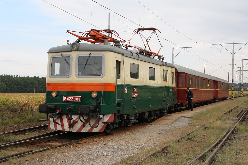 CSD E422 0003 (CD 100 003-3) mit Os 28406 am 25.August 2018 im Bahnhof Sudomerice u Bechyne.