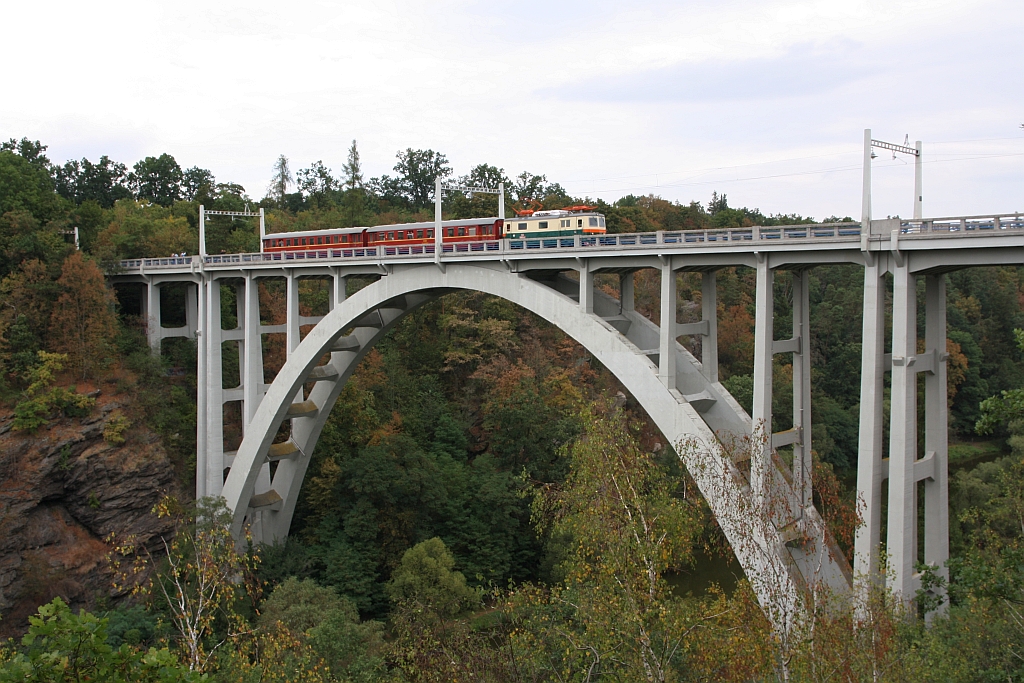 CSD E422 0003 (CD 100 003-3) am 25.August 2018 mit dem Os 28409 auf der kombinierte Eisenbahn- und Straßenbrücke über die Luznice (Lainsitz) im Strecken-km 23,5 der Strecke Tabor - Bechyne.