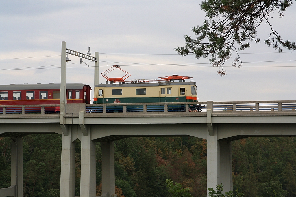CSD E422 0003 (CD 100 003-3) am 25.August 2018 vor dem Os 28409 auf der kombinierte Eisenbahn- und Straßenbrücke über die Luznice (Lainsitz) im Strecken-km 23,5 der Strecke Tabor - Bechyne.