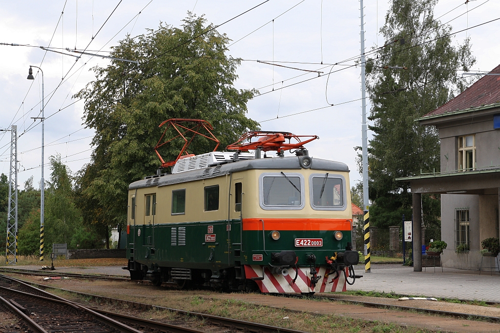 CSD E422 0003 (CD 100 003-3) am 25.August 2018 beim Stürzen vom Os 28408 auf den Os 28411 im Bahnhof  Bechyne.