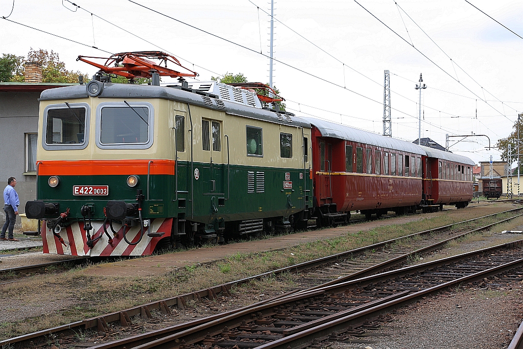CSD E422 0003 (CD 100 003-3) am 25.August 2018 mit dem Os 28411 nach Tabor im Bahnhof Bechyne.