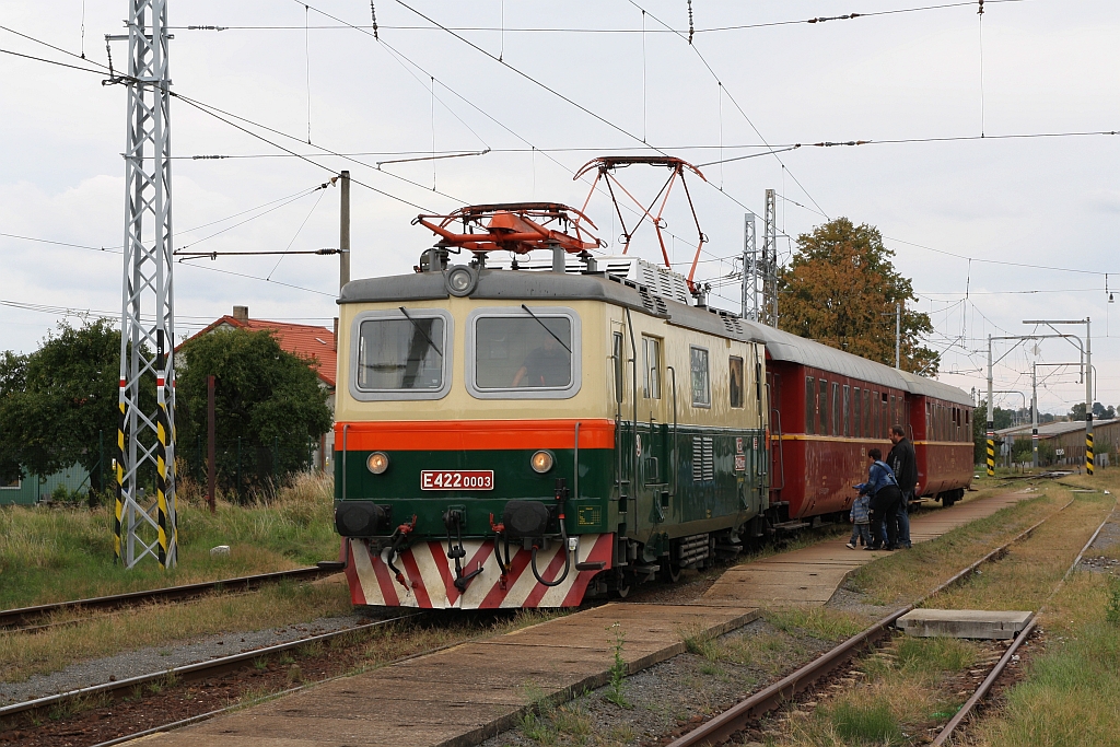 CSD E422 0003 (CD 100 003-3) am 25.August 2018 mit dem Os 28411 (Bechyne - Tabor) im Bahnhof Malsice.