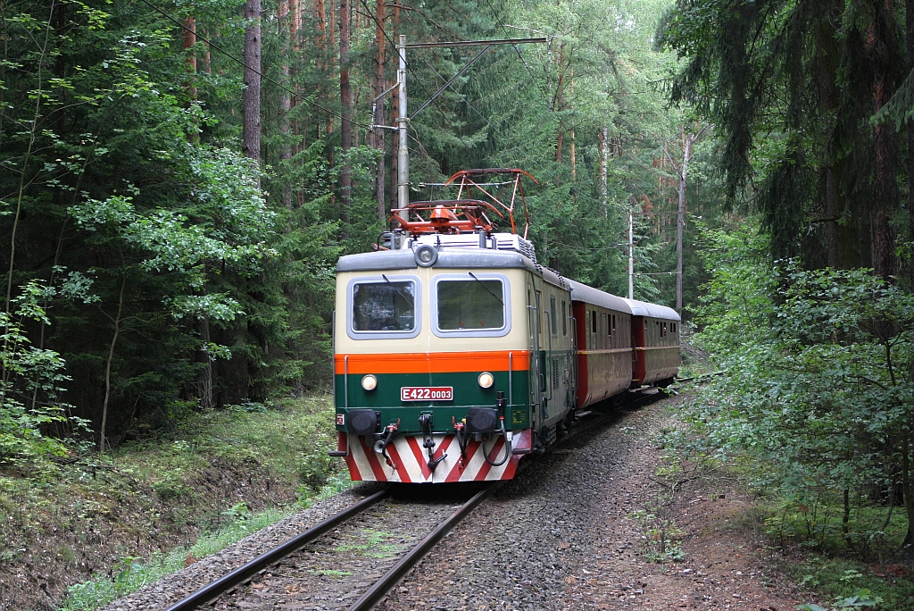 CSD E422 0003 (CD 100 003-3) fährt am 25.August 2018 mit dem Os 28413 (Bechyne - Tabor) in die Haltestelle Bezerovice ein.