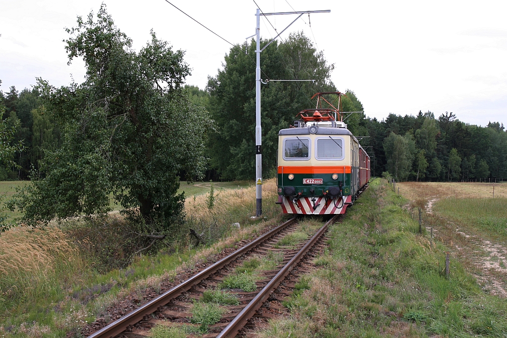 CSD E422 0003 (CD 100 003-3) fährt am 25.August 2018 mit dem Os 28415 (Bechyne - Tabor) in die Haltestelle Vsechlapy ein.