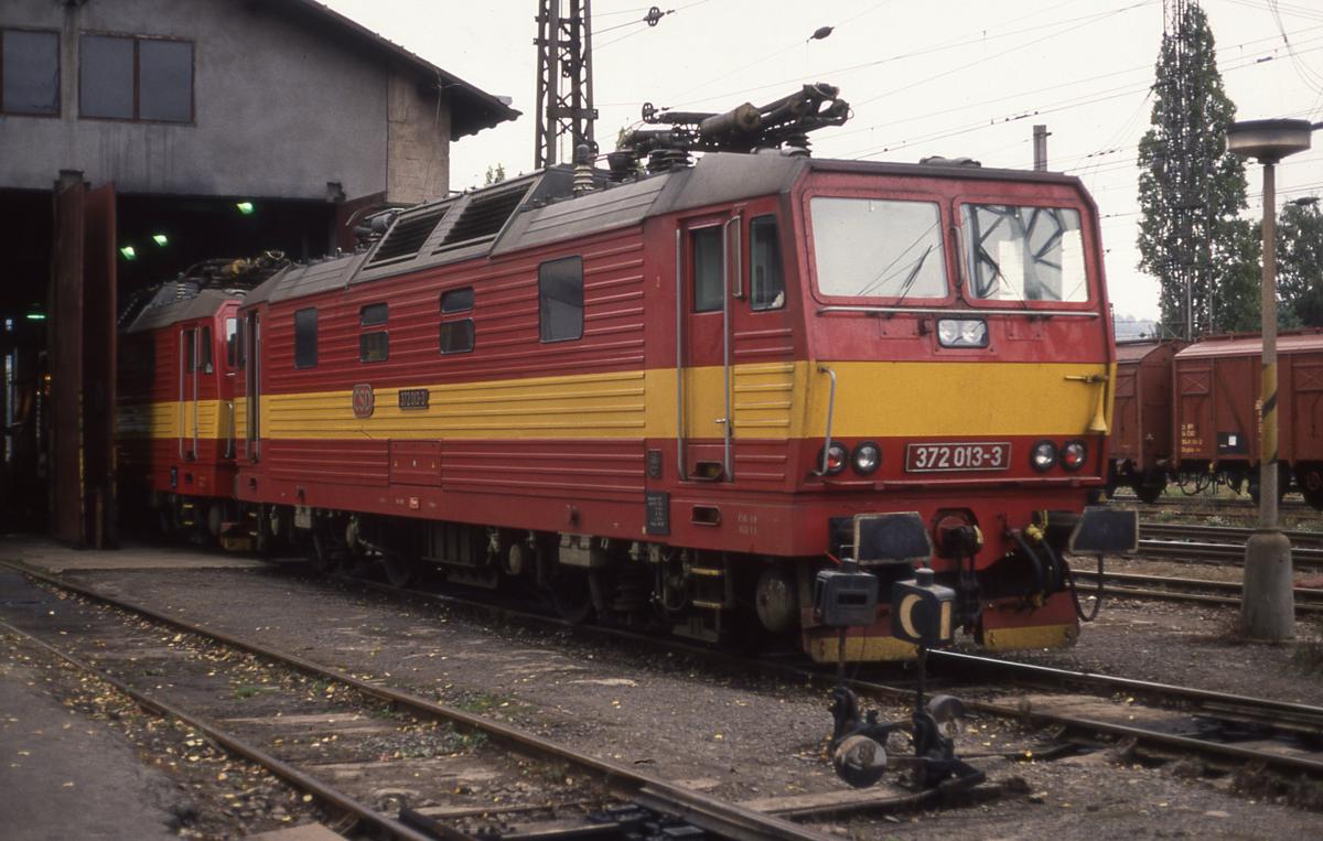 CSD Elektrolok 372013 vor dem Lokschuppen in Decin am 7.10.1992.