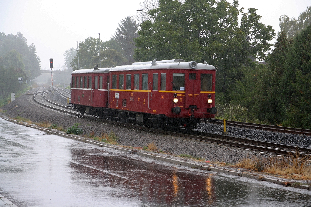 CSD M131.1133 (CD 801 133) und M131.1228 am 05.Oktober 2019 bei strömender Regen als Os 11812 (Pradubice hl.n. - Chrudim mesto) kurz vor dem Bahnhof Chrudim.