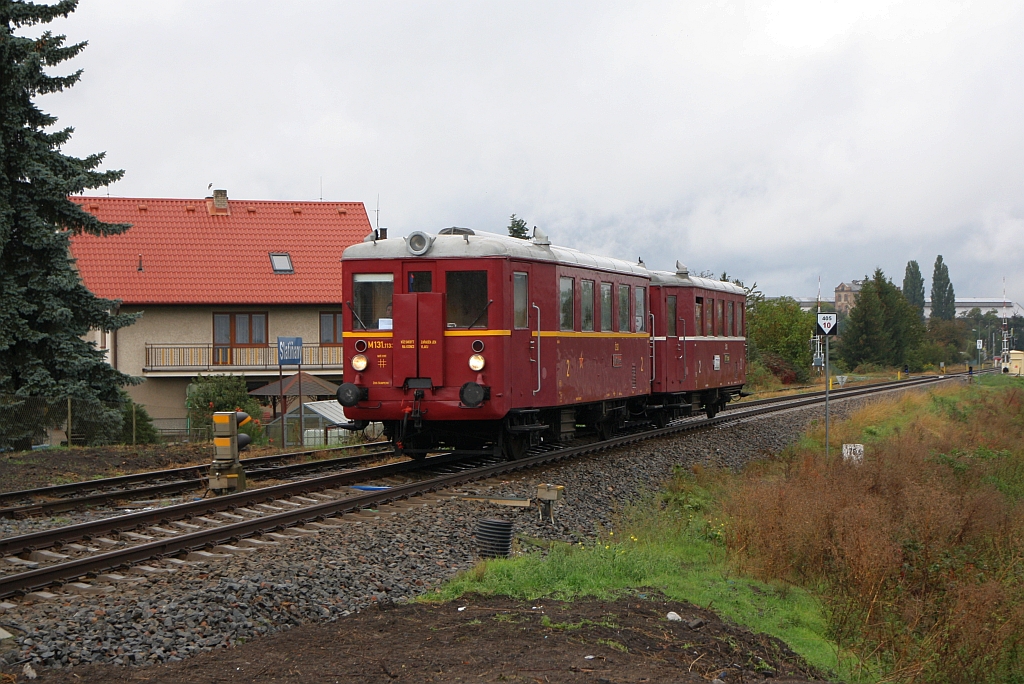 CSD M131.1133 (CD 801 133) und M131.1228 am 05.Oktober 2019 als Os 11813 (Chrudim mesto - Chrast u Chrudimi) kurz vor dem Bahnhof Slatinany.