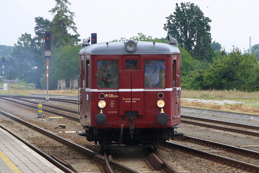 CSD M131.1454 wird am 20.Juli 2019 im Bahnhof Kromeriz als Os 10984 nach Tovacov bereitgestellt.