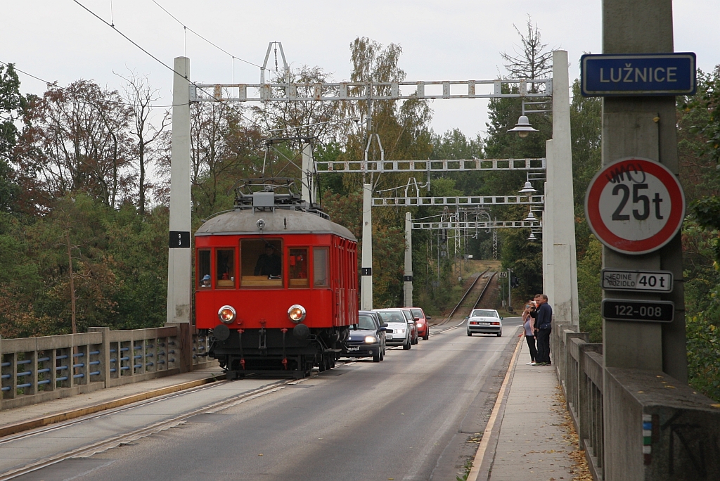 CSD M400 001 (CD 401 001-3) am 25.August 2018 als Os 28460 auf der kombinierte Eisenbahn- und Straßenbrücke über die Luznice (Lainsitz) im Strecken-km 23,5 der Strecke Tabor - Bechyne.