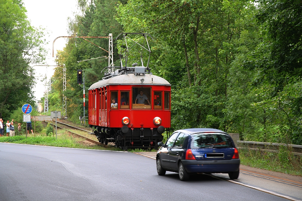 CSD M400 001 (CD 401 001-3) verlässt am 25.August 2018 als Os 28460 die kombinierte Eisenbahn- und Straßenbrücke über die Luznice (Lainsitz) im Strecken-km 23,5 der Strecke Tabor - Bechyne.