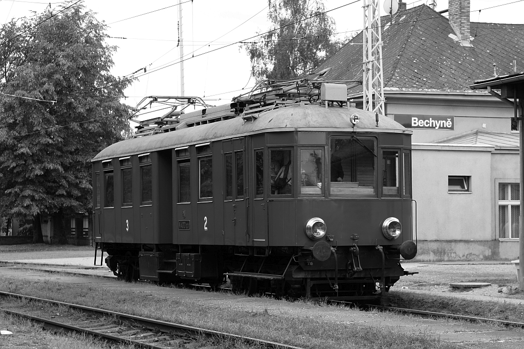 CSD M400 001 (CD 401 001-3) wendet am 25.August 2018 im Bahnhof Bechyne vom Os 28460 auf den Os 28461.