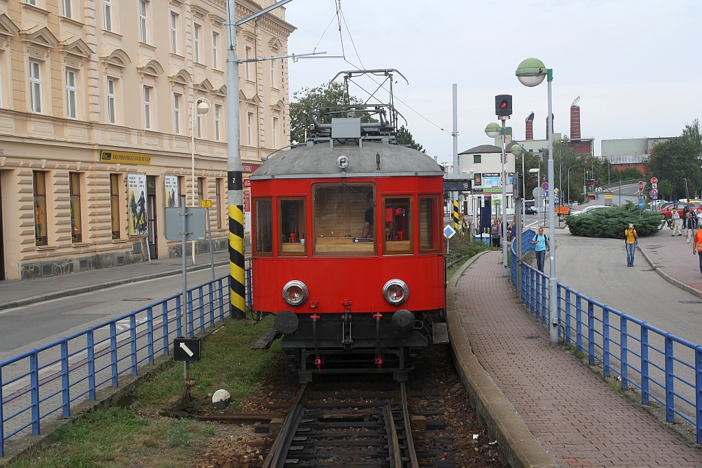 CSD M400 001 (ex kkStB 40.001, nunmehr CD 401 001-3, Ringhofer Prag, Baujahr 1903, 1400V=, ab 1929 1500V=) steht am 25.August 2018 im Bahnhof Tabor als Os 28460 bereit.