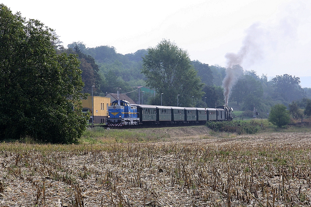 CSD T466 0007 (CD 735 007-7) und CSD 464 202 (CD 90 54 4642 002-8) am Zugschluß am 08.September 2018 mit dem Sonderzug von Uhersky Brod nach Uherske Hradiste in der Haltestelle Popovice u Uherskeho Hradiste.
