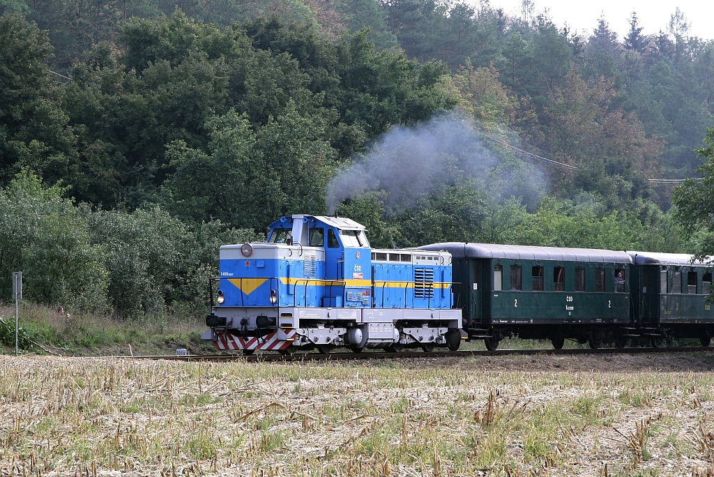 CSD T466 0007 (CD 735 007-7) am 08.September 2018 vor dem Sonderzug von Uhersky Brod nach Uherske Hradiste bei der Haltestelle Popovice u Uherskeho Hradiste.