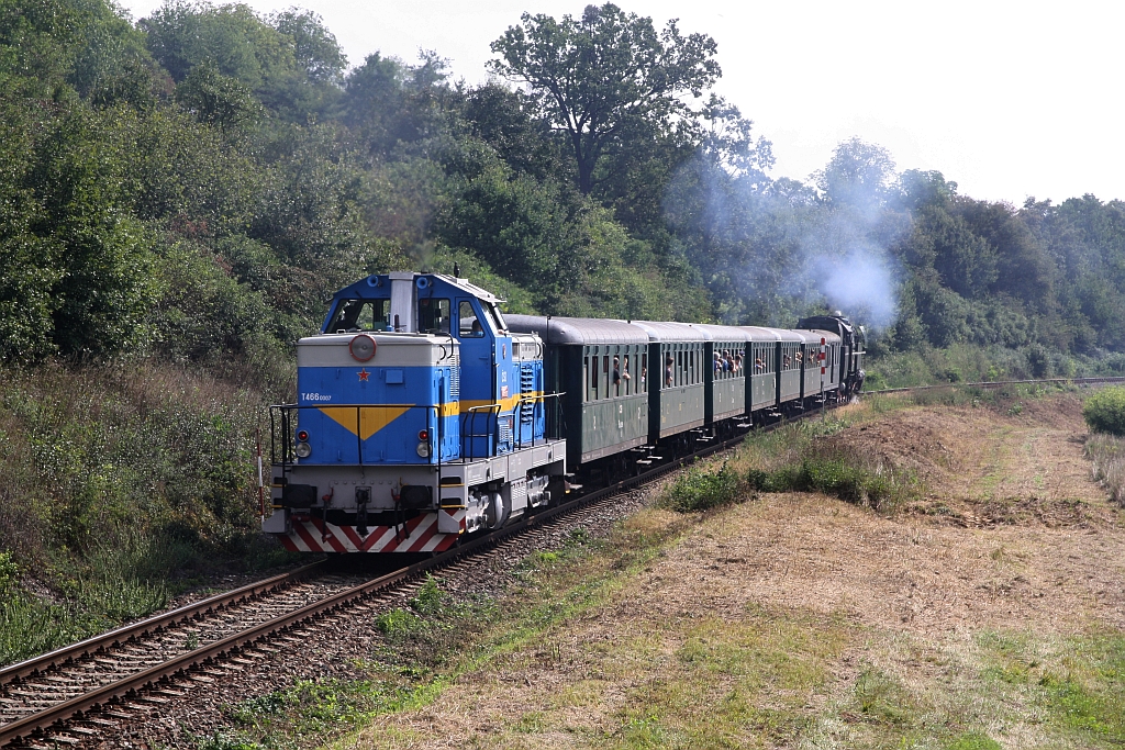 CSD T466 0007 (CD 735 007-7) am 08.September 2018 als letztes Fahrzeug des 2.Sonderzug des Tages (Uherske Hradiste - Uhersky Brod) kurz nach der Haltestelle Popovice u Uherskeho Hradiste.