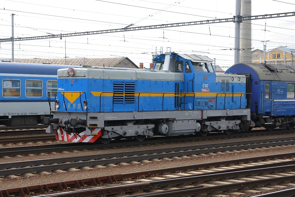 CSD T466 0007 (CD 735 007-7) am 11.Mai 2019 vor dem Os 11909 (Brno Dolni n. - Breclav - Hodonin) im Bahnhof Breclav.