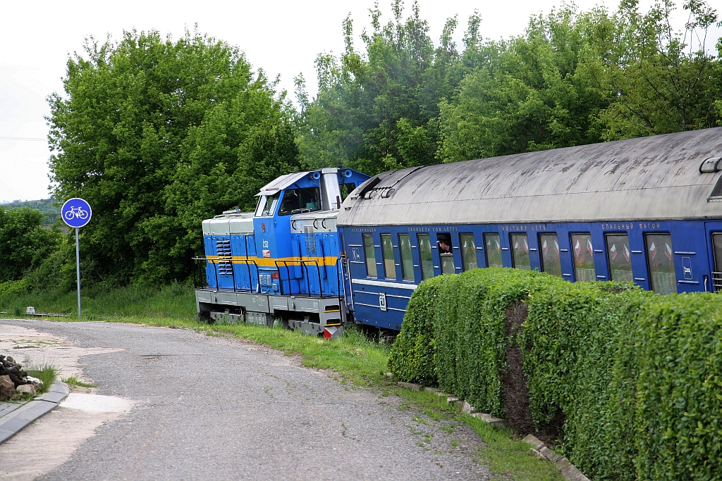 CSD T466 0007 (CD 735 007-7) am 11.Mai 2019 vor dem Os 11912 (Hodonin - Zajeci) kurz nach dem Bahnhof Boretice.