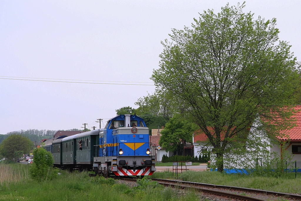 CSD T466 0007 (CD 735 007-7) am 11.Mai 2019 mit dem Os 11915 (Zajeci - Hodonin) kurz vor der Halstestelle Mutenice zastavka.