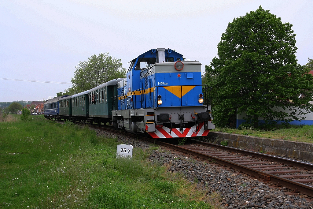 CSD T466 0007 (CD 735 007-7) fährt am 11.Mai 2019 mit dem Os 11915 (Zajeci - Hodonin) in die Halstestelle Mutenice zastavka ein.