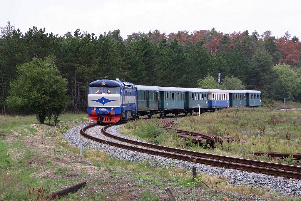 CSD T478 1002 am 15.September 2018 mit dem Os 24523 (Lednice - Breclav) kurz vor dem Bahnhof Bori Les.