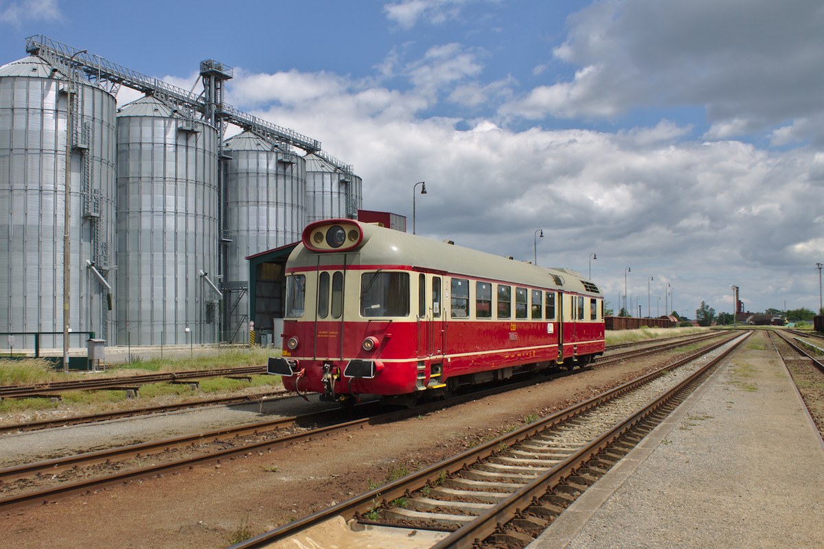 CSD Triebwagen M286 1032 durchfährt gerade den Bahnhof von Moravské Budêjovice (Mährisch Budweis). Dort wurde der bereitgestallte Triebwagenanhänger angekupplet mit dem dann die eigentliche Sonderzugfahrt nach Jemnice (Jamnitz) erfolgt ist. (14.06.2014)