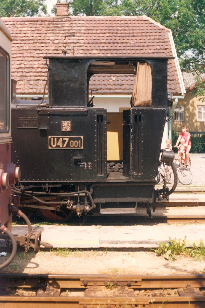CSD U47 001 (B'B n4vt, ex SDZ 391, Hersteller Henschel, Baujahr 1906, Fabriknummer 7930) am 03.Juli 1993 im Bahnhof Kamenice nad Lipou. - Scan vom Fotopositiv.